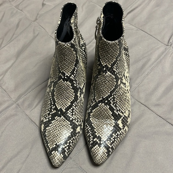 Michael Shannon Black and Tan Faux Snake Skin Cardi Bootie Size 7 - Picture 4 of 12